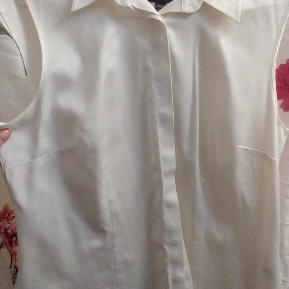 Denver Hayes fitted button down sleeveless blouse